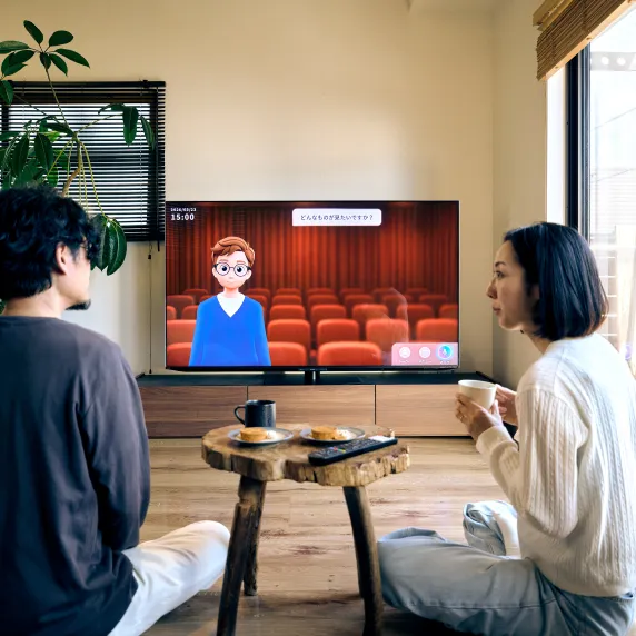 写真:夫婦でテレビを楽しむ午後
