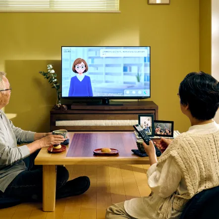 写真:夕食どきにテレビを楽しむ祖父母たち