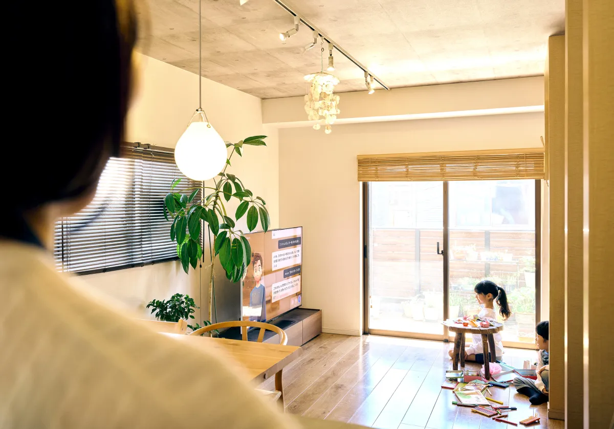 写真:キッチンからAQUOS AIと子供が話してる姿を見守る母