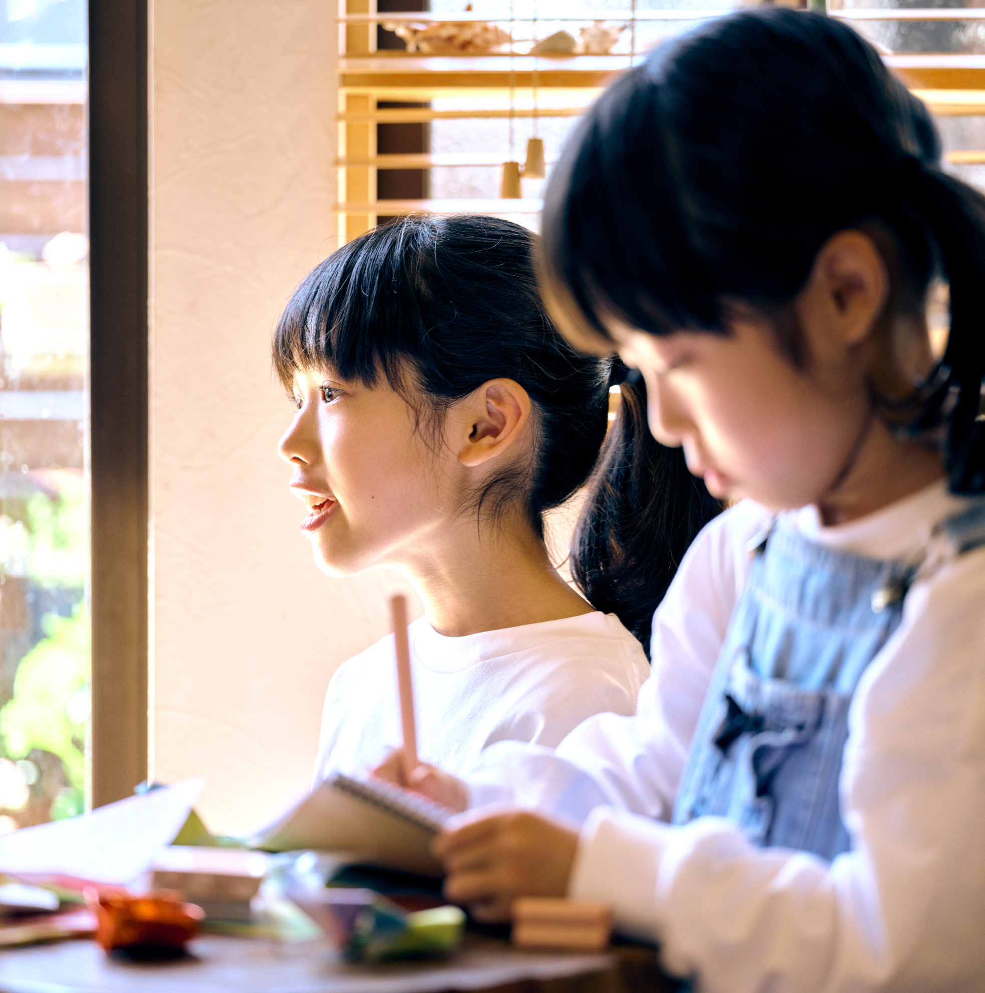 写真:AQUOS AIに話しかける子供たち
