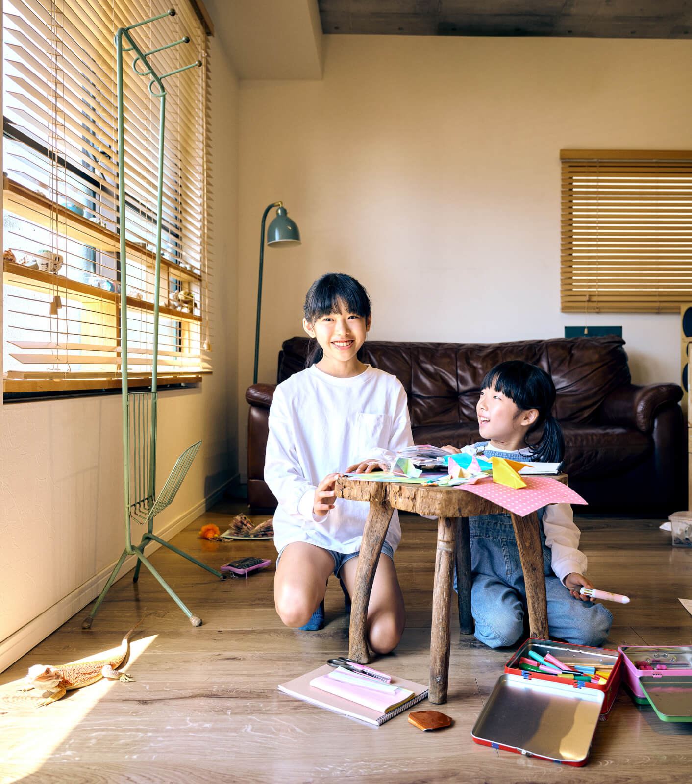 写真:家族でAQUOS AIとおしゃべりする様子