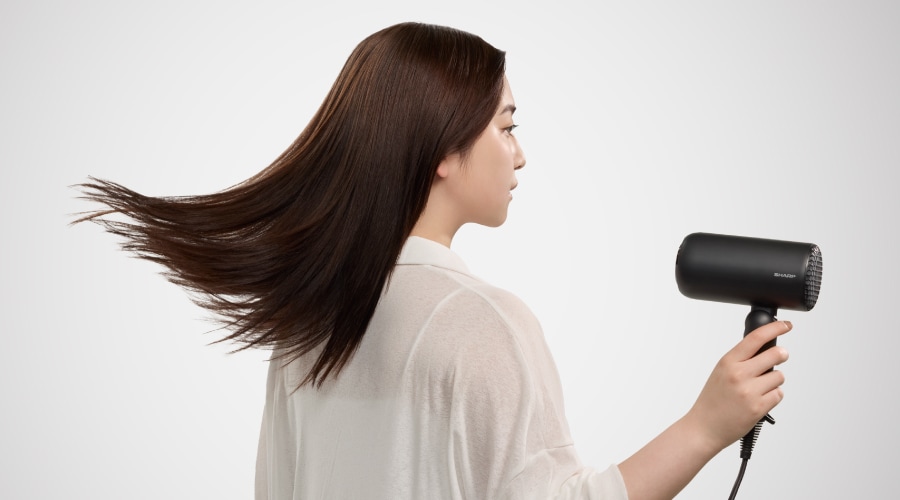 IB-P300で美髪に整える女性