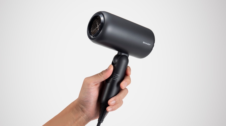 IB-P300を持つ男性の手