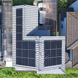 屋根スペースを最大限に活かして設置!