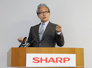 3Dカメラモジュールの説明を行う、システムデバイス第一事業部長 本道 昇宏