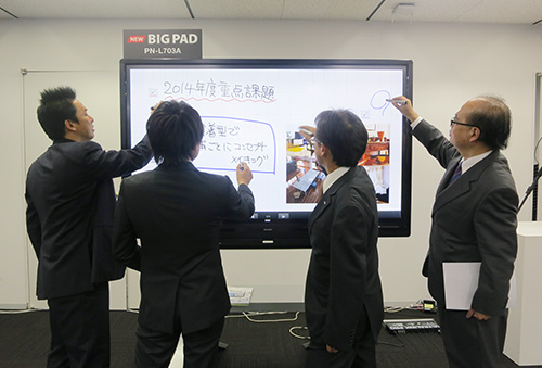 “BIG PAD”に4人同時に書き込む様子を実演。