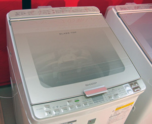 天板にフラットでお手入れしやすく、洗濯の様子も見える「ガラストップ」を採用