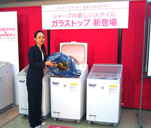 重い毛布や大量の洗濯物も出し入れしやすい「WIDEマウス & LOWボディ」のプラズマクラスター洗濯乾燥機新製品