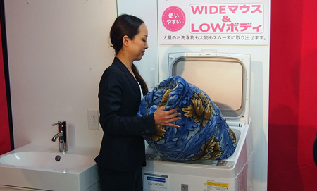 大きい毛布を出し入れする様子を実演（重い毛布や大量の洗濯物も出し入れしやすい「WIDEマウス & LOWボディ」を採用）