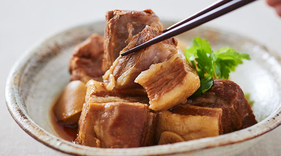 塊の肉料理のアップ