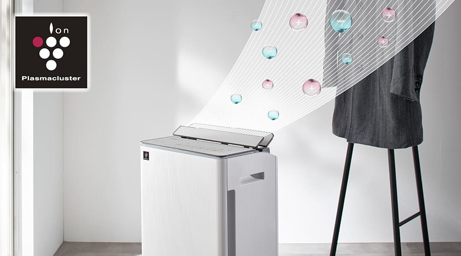 プラズマクラスターの風で、洗いにくいジャケットや制服などに付着したニオイを消臭するイメージ画像。