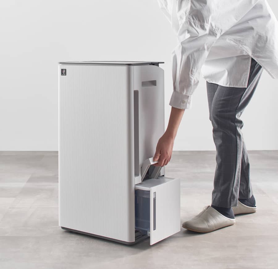 タンク上部のハンドルを引き出すイメージ画像。