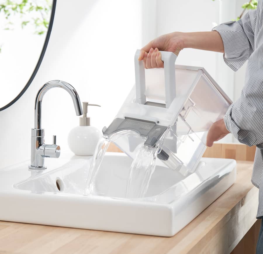 タンクを傾けるだけで排水できるイメージ画像。