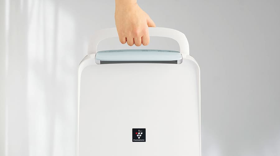 CV-U71が備えるハンドルを掴んでいる画像