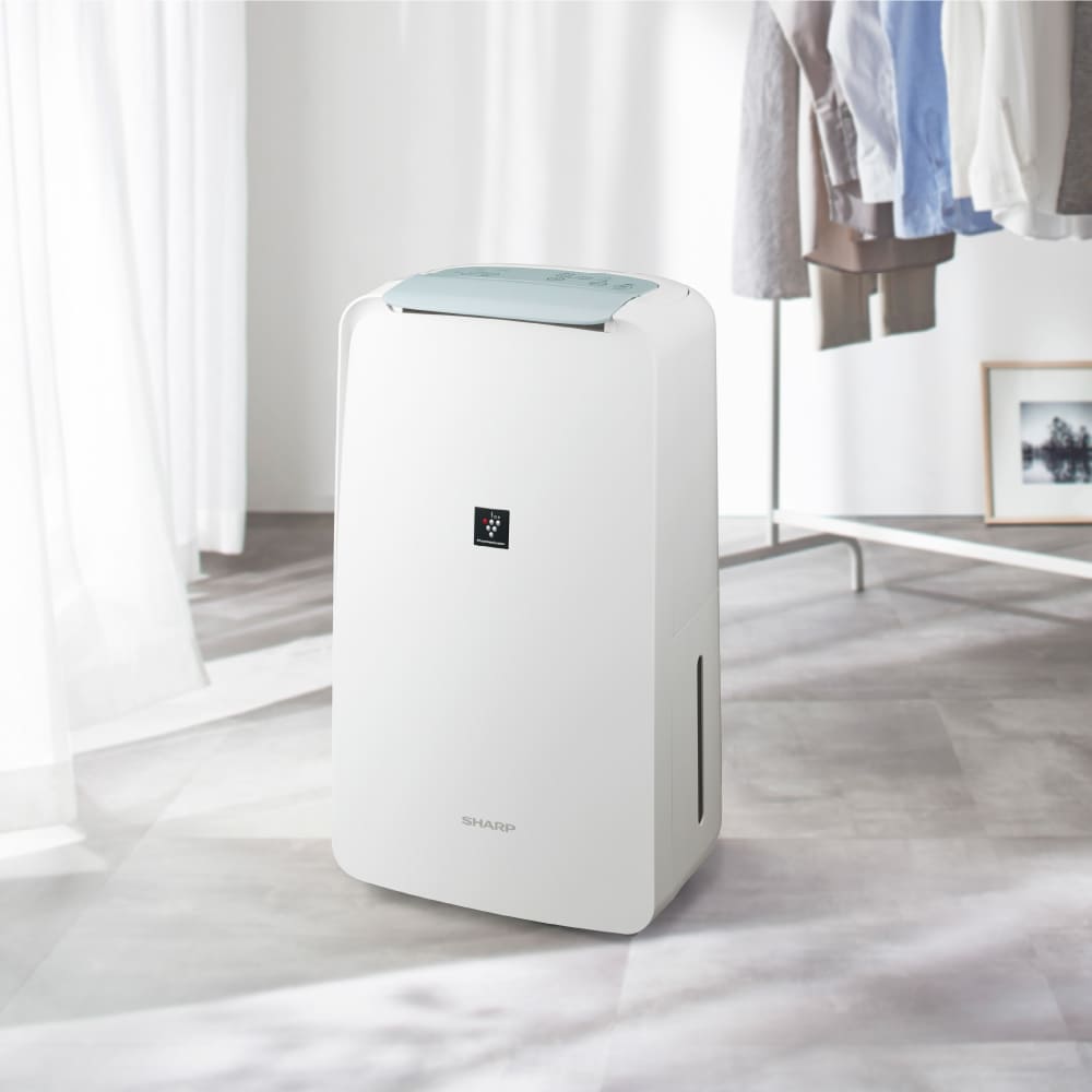 コンプレッサー方式衣類乾燥除湿機CV-U71:室内設置イメージ（衣類乾燥）