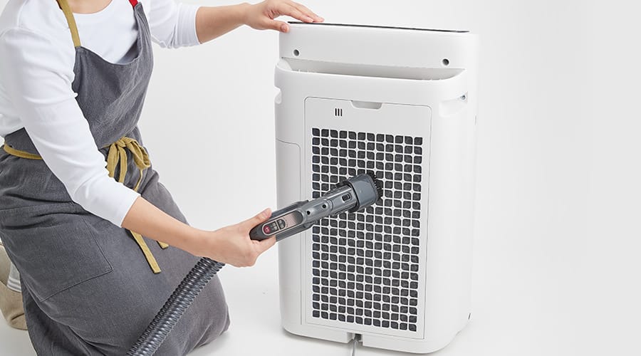 後ろパネルをつけたまま、掃除機でホコリを吸い取れます。