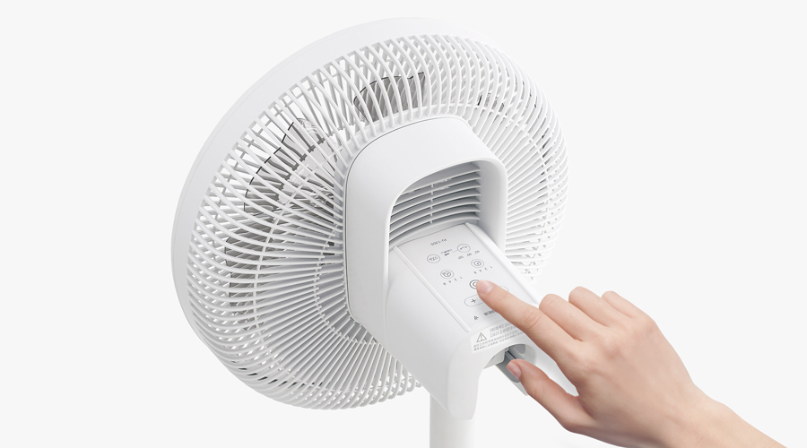 電源のON／OFFや風量調整、タイマー設定もできる操作部の画像