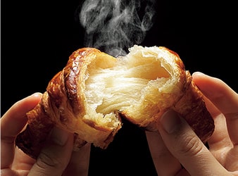 焼きたてパンの写真