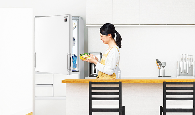キッチン側からも冷蔵庫の開閉ができる