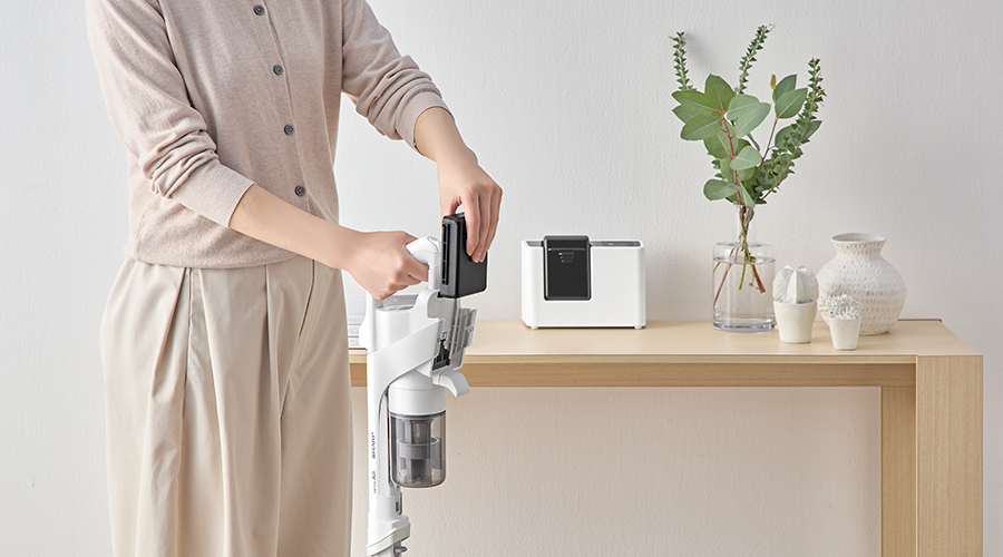 掃除機へバッテリー差し込みイメージ