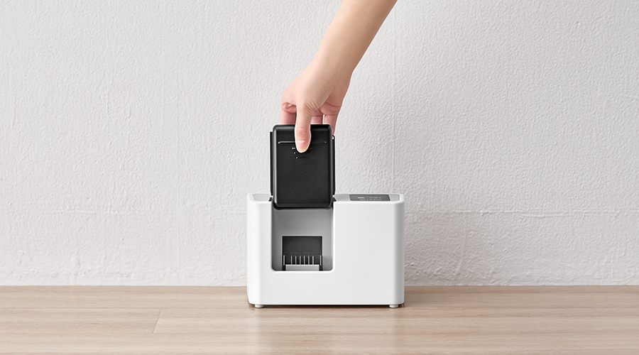 充電器へバッテリー差し込みイメージ