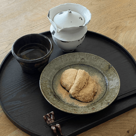 焼き目をつけずに焼いた餅にきな粉をまぶす