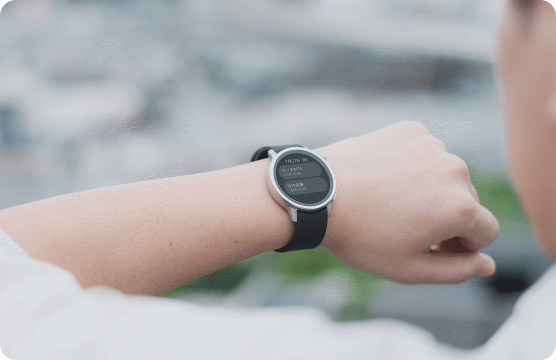 からだメイト Watchを腕に着けて時刻を確認している様子